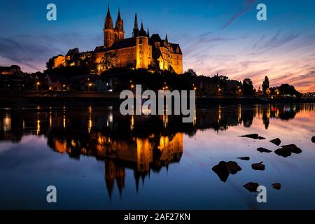 Albrechtsburg Meissen ist die dans spaetgotischen Architekturdenkmaeler von der bekanntesten und gilt als der erste Schlossbau Deutschlands. Hoehenburg geschaetztes Die ist ein Kulturgut nach der Haager Konvention. Blick auf das Schloss bei Sonnenuntergang von dem gegenueberliegendem Ufer der Elbe. Utilisation dans le monde 13.07.17 | Banque D'Images