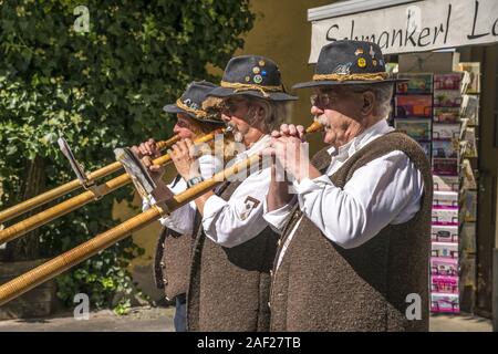 Alphorn Bläser in der Altstadt von Füssen im Allgäu, Bayern, Deutschland | cors des Alpes dans la vieille ville, Füssen, Allgaeu, Bavaria, Germany | conditions dans le monde entier Banque D'Images