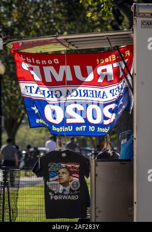 Une grande bannière d'une voiture souvenirs textiles vente près de la Maison Blanche à Washington appelle à la réélection de Donald Trump en 2020. Accusation contre le président américain. (25 septembre 2019) | dans le monde entier Banque D'Images