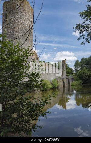 Morbach, 21. Juni 2019. Blick auf den Burgfried und den Wassergraben der Ruine der Burg Baldenau dans Morbach, der einzigen Wasserburg im Hunsrueck, Rheinland-Pfalz, die um das Jahr 1320 vom Balduin von Luxemburg, Kurfuerst Erzbischof von Trier erbaut und wurde. Dans le monde d'utilisation | Banque D'Images