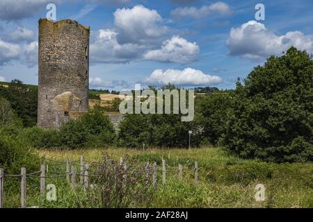 Morbach, 21. Juni 2019. Blick auf die Ruine der Burg Baldenau dans Morbach, der einzigen Wasserburg im Hunsrueck, Rheinland-Pfalz, die um das Jahr 1320 vom Balduin von Luxemburg, Kurfuerst Erzbischof von Trier erbaut und wurde. Dans le monde d'utilisation | Banque D'Images