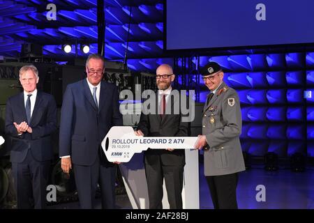 Krauss-Maffei Wegmann (KMW) a remis les dernières versions des Leopard 2 plus au Danemark et en Allemagne. Frank Haun, Président du Conseil de KMW, a présenté les clés symboliques des deux premiers systèmes du véhicule à l'Ambassadeur du Royaume de Danemark, Friis Arne PETERSEN, et le secrétaire d'Etat Parlementaire du Ministère fédéral de la Défense, M. Peter Tauber. Les deux nations reçoivent des versions comparables du Leopard 2 A7 principaux battel réservoir. Protection de l'environnement, de mobilité, de puissance de feu et la commandabilité ont augmenté significativement. Les principales caractéristiques comprennent un niveau de protection encore plus élevé, de haute perf Banque D'Images