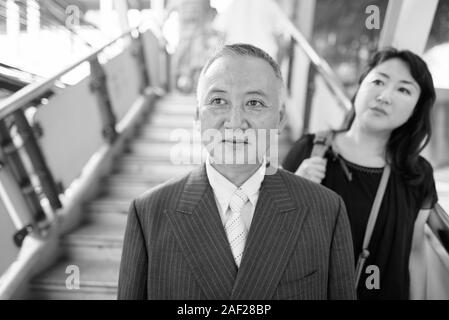 Mature Asian businessman et mature Asian woman explorer la ville ensemble Banque D'Images