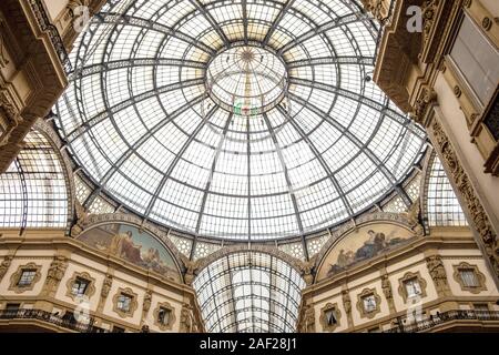 À l'intérieur de la galerie Vittorio Emanuele II au moment de Noël, Milan, Italie Banque D'Images