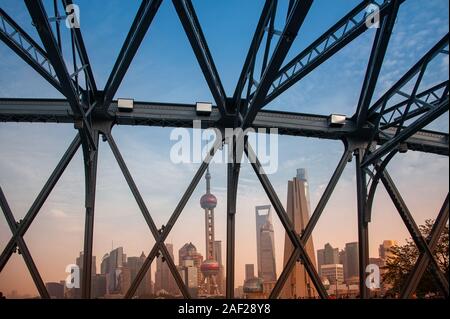 Shanghai, Chine - Novembre 2019 : Vue de l'emblématique de la skyline de Pudong pont Waibaidu Banque D'Images