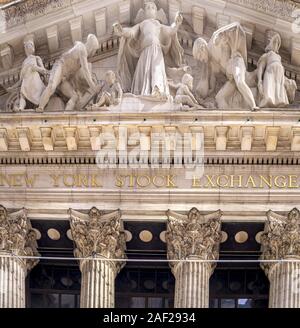 La façade de la colonne représentant New York Stock Exchange (NYSE), à laquelle trois drapeaux américains pendre, s'inspire d'un temple grec. Typique de l'architecture sont les six colonnes et le pignon triangulaire. (20 Sept 2019) dans le monde entier d'utilisation | Banque D'Images