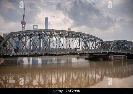 Shanghai, Chine - Novembre 2019 : pont Waibaidu, réflexions et Shanghai skyline. Banque D'Images