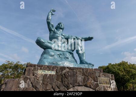 Statue de la paix, Parc de la paix de Nagasaki, Nagasaki, Japon Banque D'Images