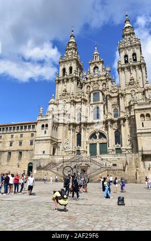 L'augmentation des pèlerins son vélo en face de cathédrale à Praza do Obradoiro. Santiago de Compostela, Espagne. Aug 4, 2019. Banque D'Images