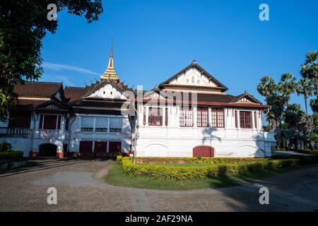 Façade du palais royal de Luang Prabang, Laos. L'attraction de la ville. Banque D'Images