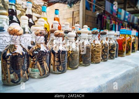 Bouteilles d'alcool fort et Scorpion Serpent exposé dans une boutique de la rue du Laos. Le Laos. Luang Prabang - 15 janvier 2019 Banque D'Images