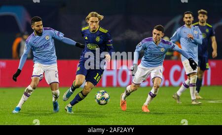 Zagreb, Croatie. Dec 11, 2019. Lovro Majer du Dinamo Zagreb en action contre Riyad Mahrez de Manchester City et Philip Walter Foden de Manchester City. Credit : Nikola Krstic/Alamy Live News Banque D'Images