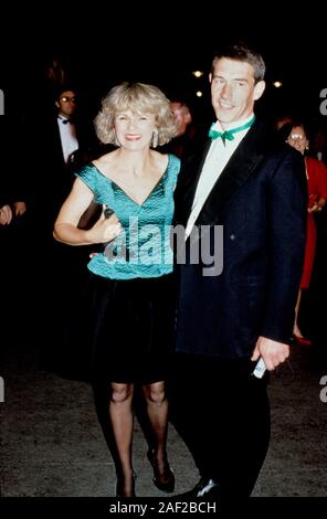 L'actrice Julie Walters et mari Grant Roffey arriver au London première du film de 'le prince des marées", Angleterre 1991. Banque D'Images