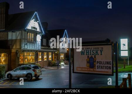 Wombourne, UK. 12Th Dec 2019. Au début de l'ouverture du wagon et chevaux pub sur un matin humide en Wombourne tel qu'il est utilisé en tant que circonscription South Staffordshire de scrutin de l'élection générale de 2019. Il s'agit d'un nouveau bureau de vote pour les résidents locaux par rapport aux précédentes élections locales et générales. Crédit : Paul Botte/Alamy Live News. Banque D'Images