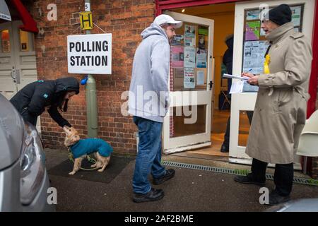 Oxford, Oxfordshire, UK. 12 Décembre, 2019. Élection générale : Les chiens dans les bureaux de vote. Roxie, un Colley cross attend que son propriétaire d'exprimer leur vote à Jéricho, Oxford. Cette élection met Décembre historique d'électeurs sur tôt le matin de pluie. Le temps froid, humide traverse le pays avec certaines zones prévues pour la neige. Credit : Sidney Bruere/Alamy Live News Banque D'Images