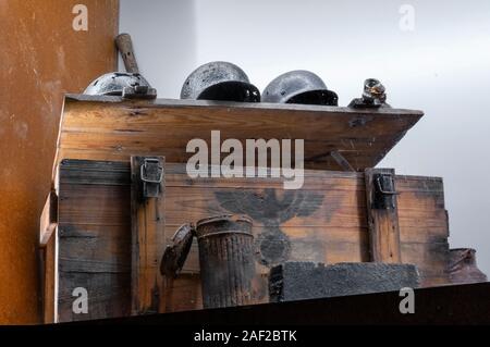 L'Allemagne nazie des reliques, les casques et les bouteilles d'eau à l'Underground Ville nazie Oso ?SŠuferhšhen la wka, novembre 2019, la Pologne. Les bombardements alliés accrue de Na Banque D'Images