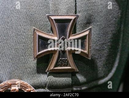 Les vestiges d'un uniforme nazi y compris la médaille de la Croix de fer. Le Stalag Luft III - Stammlager Luft III près de la ville polonaise de Sagan en Silésie. E Banque D'Images