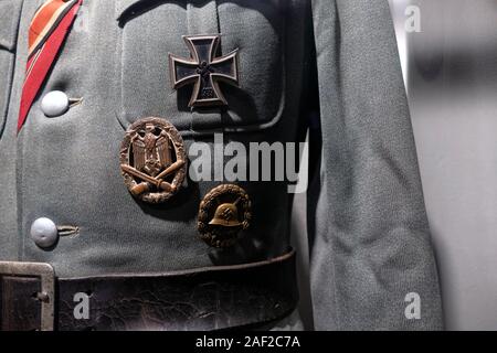 Les vestiges d'un uniforme nazi y compris la médaille de la Croix de fer. Le Stalag Luft III - Stammlager Luft III près de la ville polonaise de Sagan en Silésie. E Banque D'Images