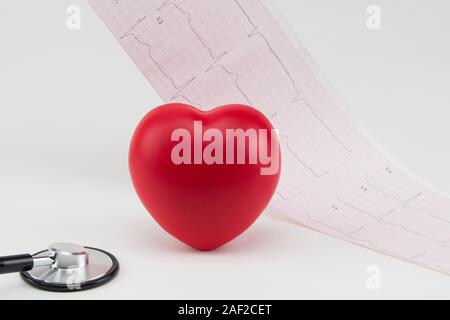 Coeur de jouets et stéthoscope sur l'électrocardiogramme. Concept de santé. Cardiologie - soins du coeur Banque D'Images