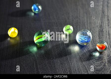 Boules de verre marbre sur table en bois Banque D'Images