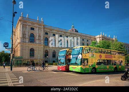 Les bus touristiques et les gens la bicyclette sur Museumsplatz à Vienne Banque D'Images