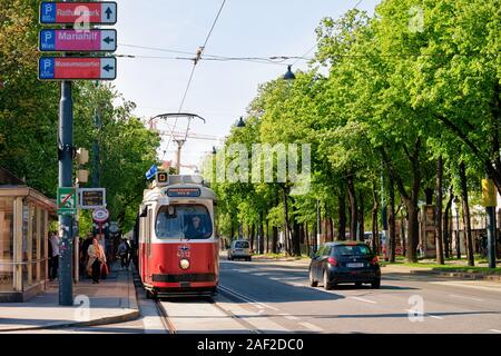 Tramway rouge sur route à Museumstrasse à Vienne Banque D'Images