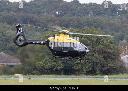 Airbus Helicopters de la RAF hélicoptère Juno HT1 de la DHFS exécutant l'entraînement tactique des équipages d'hélicoptères militaires de l'Armée de terre, de la Marine et de la Royal Air Force Banque D'Images