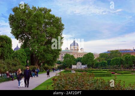 Les touristes sur sentier en Volksgarten à Vienne en Autriche Banque D'Images