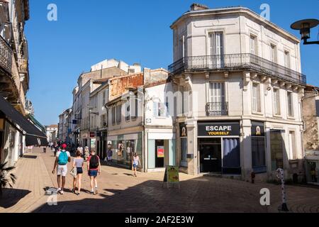 Angouleme (centre-ouest de la France) : real estate, bâtiments en d'Herge" "rue Street, Central district de Plateau. Rue piétonne et boutiques dans le d Banque D'Images