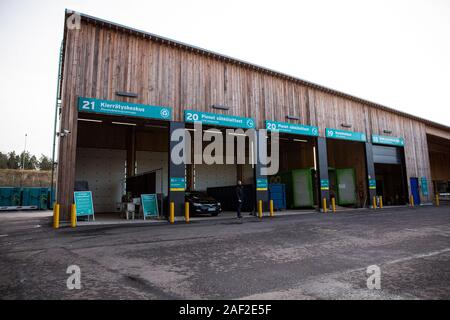 Station de tri HSY - centre de tri, l'élimination sans danger et le recyclage des déchets. Rangée de conteneurs pour les différents types de déchets Banque D'Images