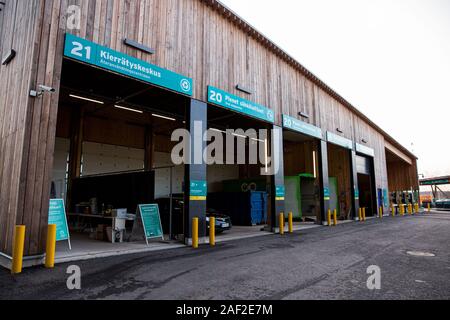 Station de tri HSY - centre de tri, l'élimination sans danger et le recyclage des déchets. Rangée de conteneurs pour les différents types de déchets Banque D'Images