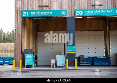 Station de tri HSY - centre de tri, l'élimination sans danger et le recyclage des déchets. Rangée de conteneurs pour les différents types de déchets Banque D'Images