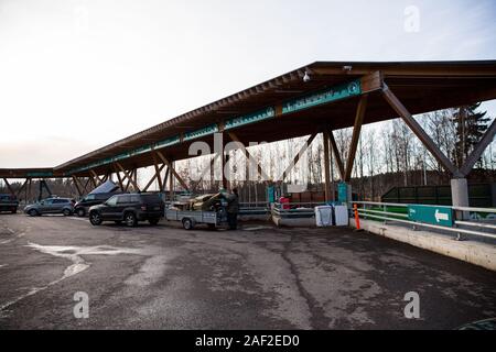 Station de tri HSY - centre de tri, l'élimination sans danger et le recyclage des déchets. Rangée de conteneurs pour les différents types de déchets Banque D'Images