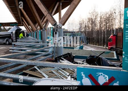 Station de tri HSY - centre de tri, l'élimination sans danger et le recyclage des déchets. Rangée de conteneurs pour les différents types de déchets Banque D'Images