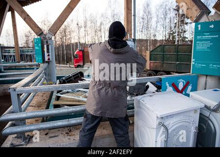 Station de tri HSY - centre de tri, l'élimination sans danger et le recyclage des déchets. Rangée de conteneurs pour les différents types de déchets Banque D'Images