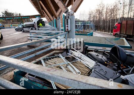 Station de tri HSY - centre de tri, l'élimination sans danger et le recyclage des déchets. Rangée de conteneurs pour les différents types de déchets Banque D'Images