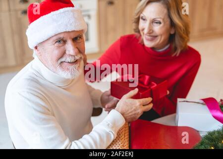 Couple positif ravis de célébrer Noël ensemble Banque D'Images