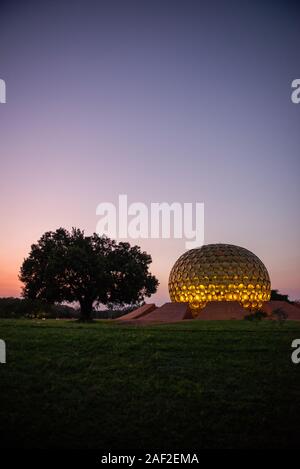 AUROVILLE, INDE - Décembre 2019 : Le Matrimandir au coucher du soleil Banque D'Images