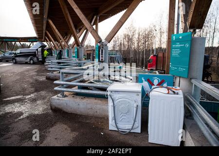 Station de tri HSY - centre de tri, l'élimination sans danger et le recyclage des déchets. Rangée de conteneurs pour les différents types de déchets Banque D'Images