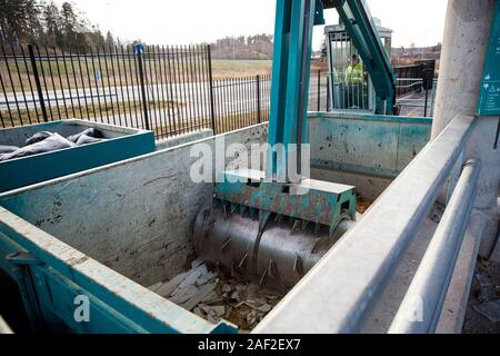 Station de tri HSY - centre de tri, l'élimination sans danger et le recyclage des déchets. Équipement spécial n'est appuyé sur les déchets de construction dans un récipient Banque D'Images