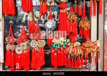 Bibelots chinois en vente sur Yaowarat Road, Chinatown, Bangkok, Thaïlande Banque D'Images