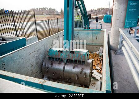 Station de tri HSY - centre de tri, l'élimination sans danger et le recyclage des déchets. Équipement spécial n'est appuyé sur les déchets de construction dans un récipient Banque D'Images