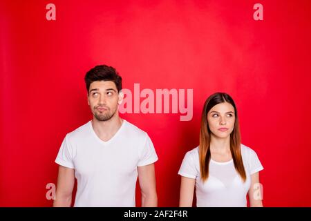 Photo de couple se demande réflexion pensive soupçonner les uns les autres avec des visages exprimant leur réflexion à porter en soie blanc T-shirt vivid isolés Banque D'Images