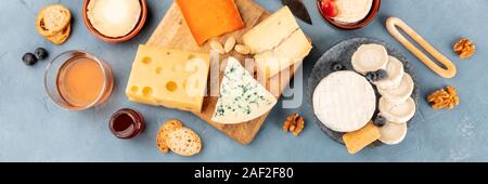 Assiette de fromage frais généraux vue panoramique tourné. Un assortiment de fromages, tourné à partir de ci-dessus, sur un fond d'ardoise Banque D'Images