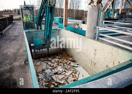 Station de tri HSY - centre de tri, l'élimination sans danger et le recyclage des déchets. Équipement spécial n'est appuyé sur les déchets de construction dans un récipient Banque D'Images