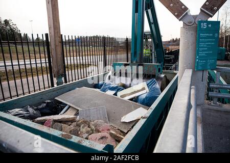 Station de tri HSY - centre de tri, l'élimination sans danger et le recyclage des déchets. Équipement spécial n'est appuyé sur les déchets de construction dans un récipient Banque D'Images