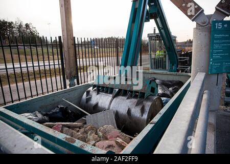 Station de tri HSY - centre de tri, l'élimination sans danger et le recyclage des déchets. Équipement spécial n'est appuyé sur les déchets de construction dans un récipient Banque D'Images