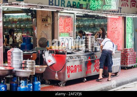 Bangkok, Thaïlande - 26 octobre 2013 : Le restaurant Burapha dans Plaeng Nam Road. Chinatown est la partie la plus ancienne de la ville Banque D'Images