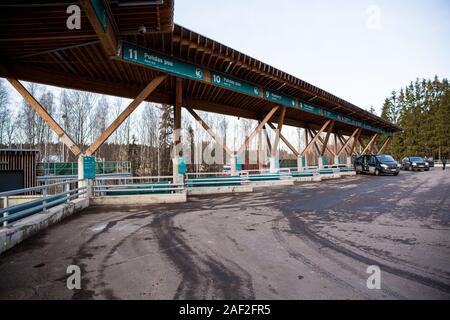 Station de tri HSY - centre de tri, l'élimination sans danger et le recyclage des déchets. Rangée de conteneurs pour les différents types de déchets Banque D'Images