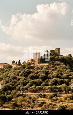 Paysage d'été de la Toscane - la tour médiévale fortifications de la Village perché de Montichiello dans la vallée de l'Orcia paysage Toscane Italie UE Banque D'Images